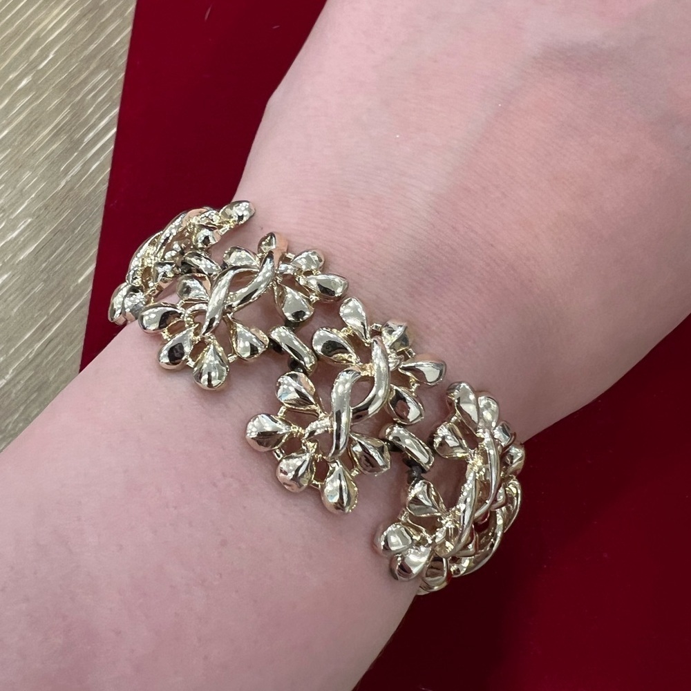 Vintage Coro Signed Silver Tone White Flower Enamel Bracelet